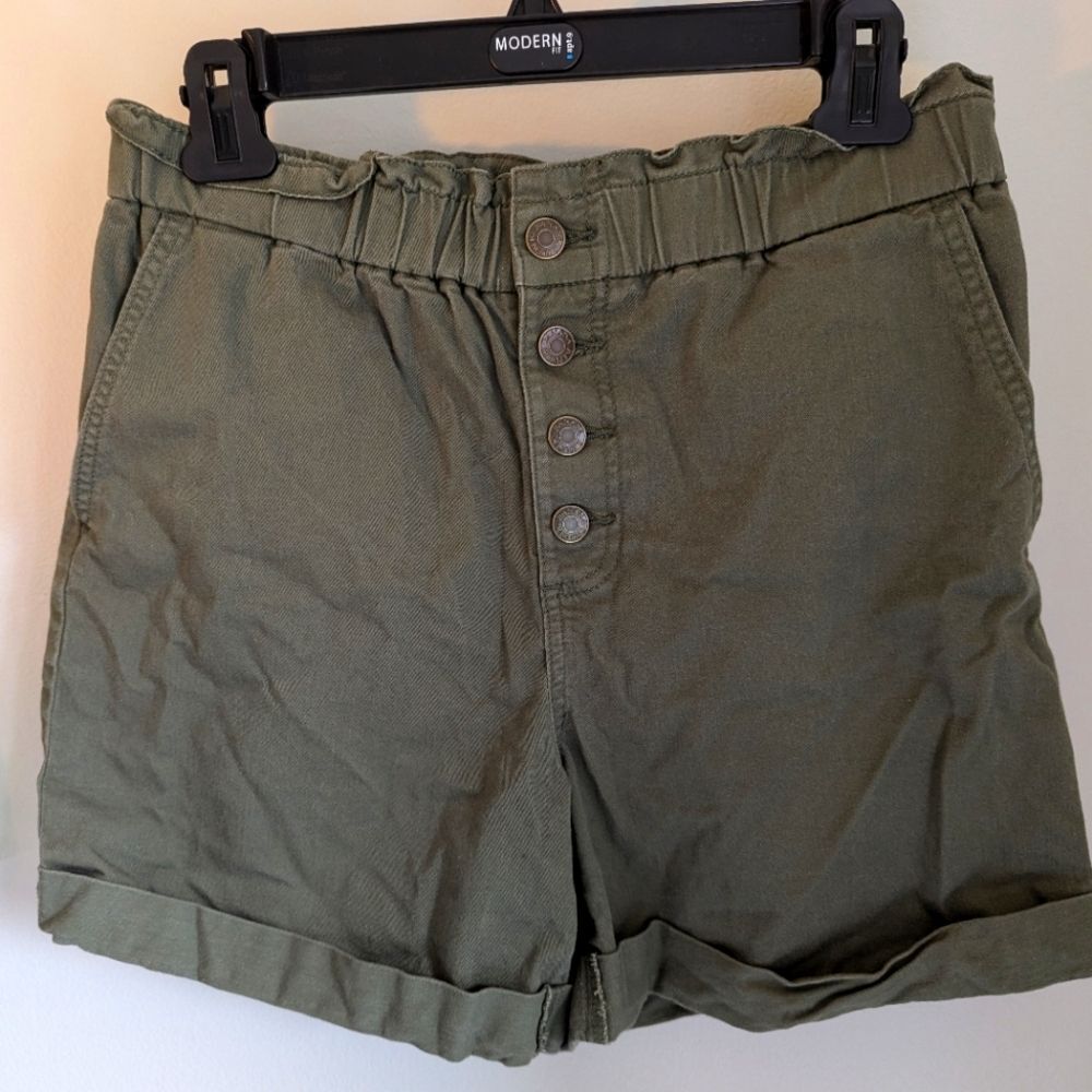 Banana Republic Green Paperbag pull-on shorts Women's size 6